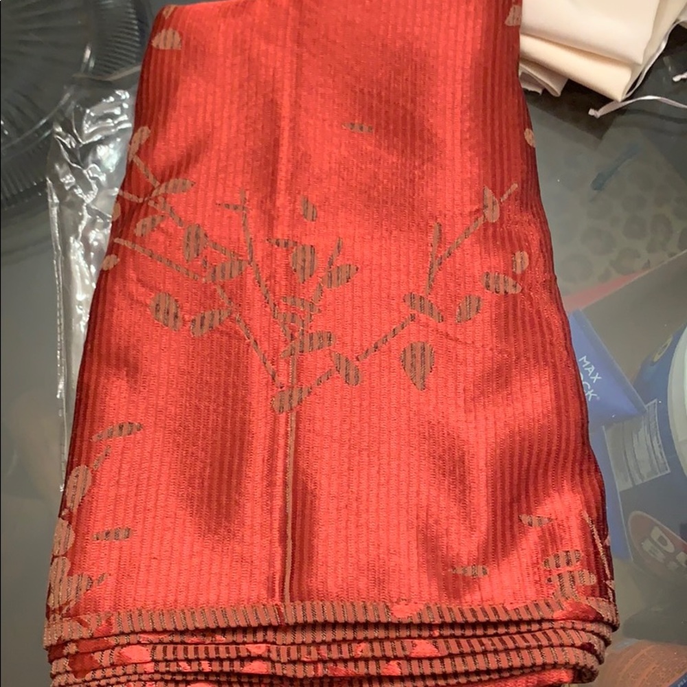 Tablecloth - Picture 2 of 2